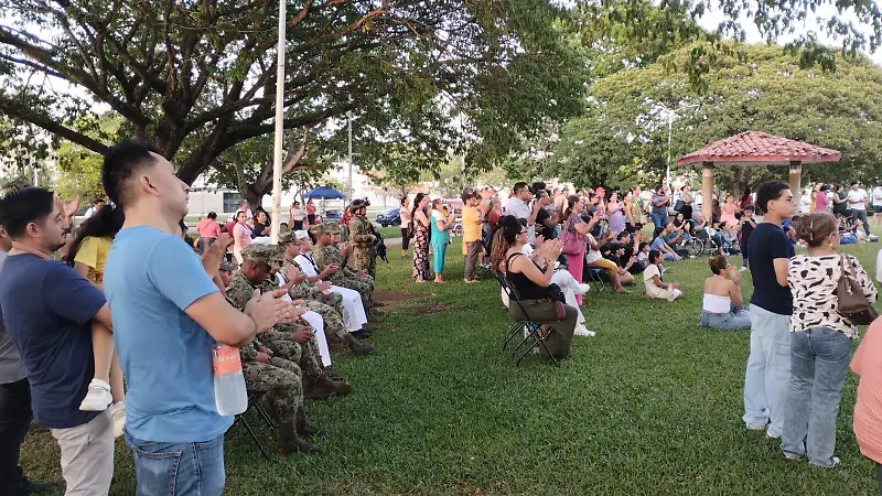 Público escuchando concierto de la Marina